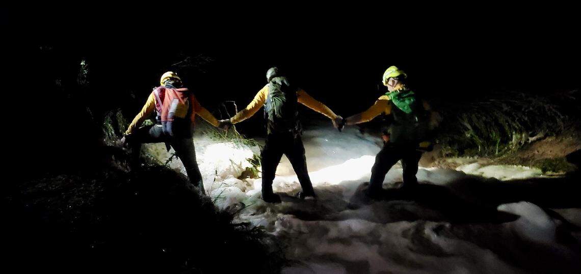 A severe thunderstorm caused flash flooding that stranded 20 people in a Utah canyon as darkness fell, rescuers said.