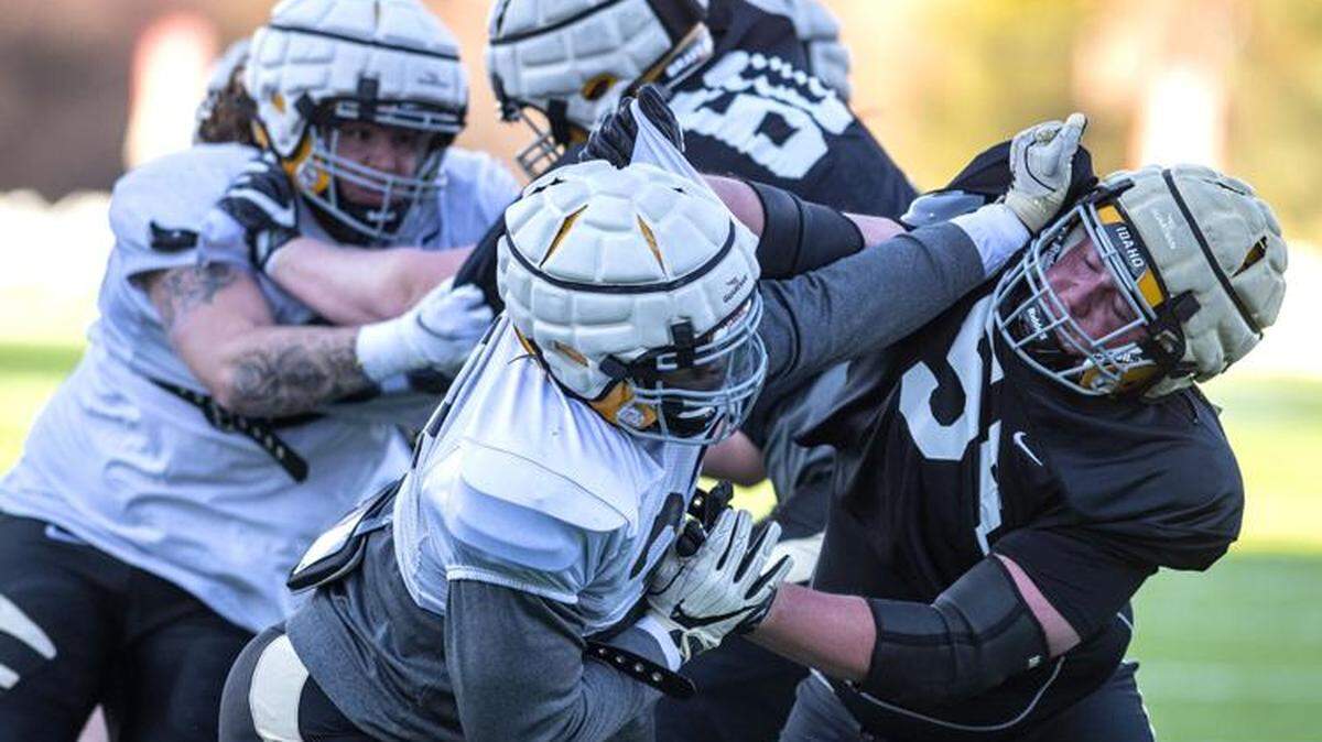 Idaho’s Leo Tamba, center, will be an integral part of the Vandals’ defense this season.