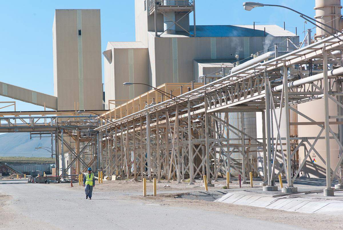 A worker crosses the grounds at the Simplot Phosphates fertilizer plant outside Rock Springs in 2015. Simplot makes fertilizer by mixing sulfuric acid and phosphate rock.