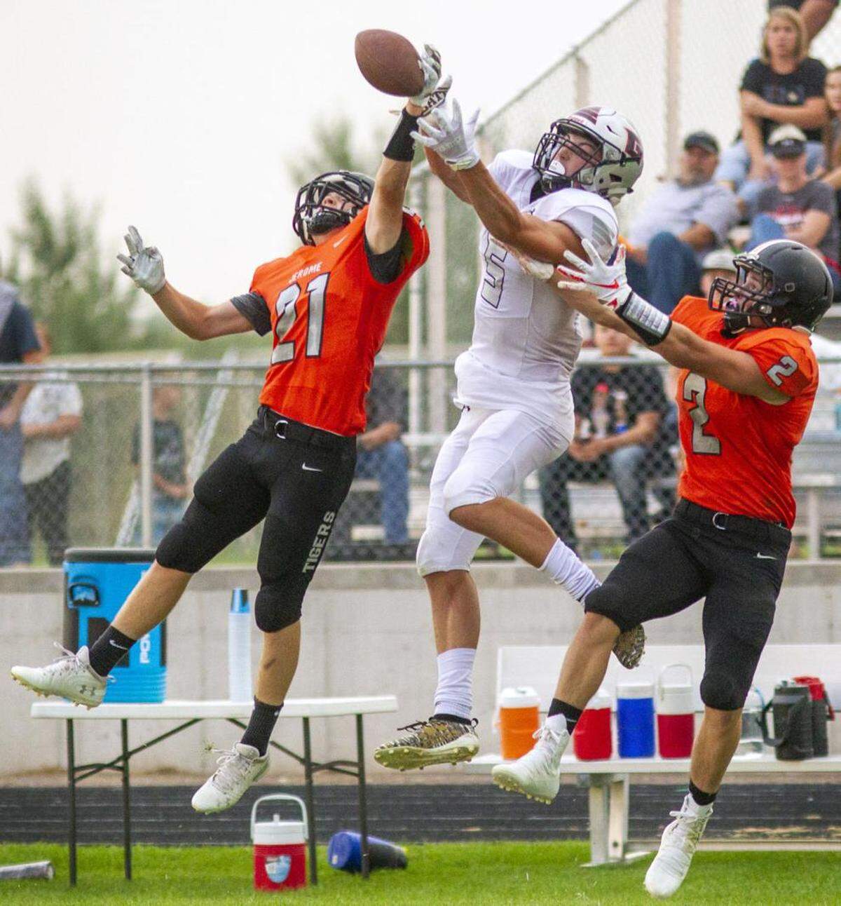 Gooding’s Colston Loveland leaps for a pass between two Jerome defenders on Aug. 28, 2020.