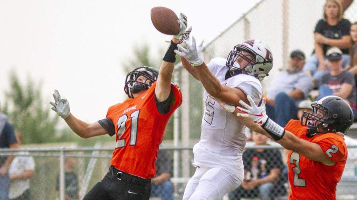 Gooding’s Colston Loveland leaps up for a pass between two Jerome defenders on Aug. 28, 2020.