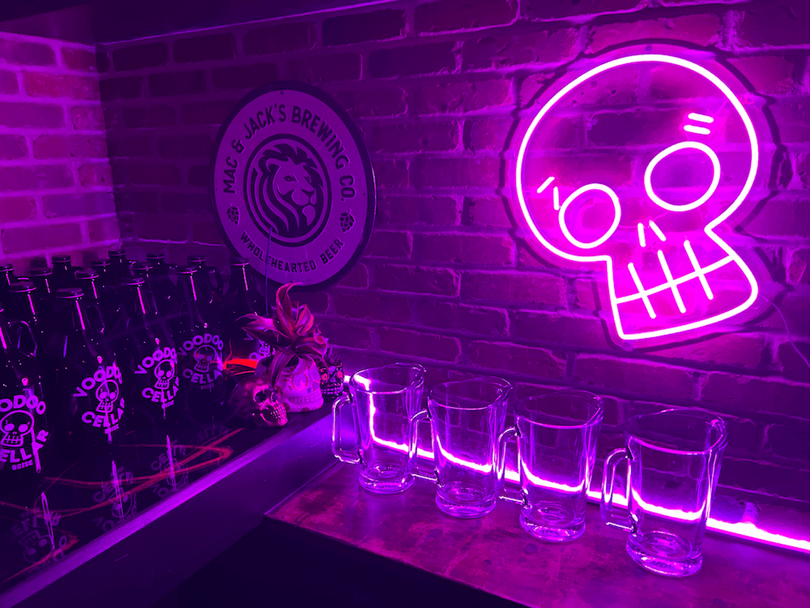 Yes, those are Voodoo Cellar-branded growlers. Craft beer is a focus at the bar.