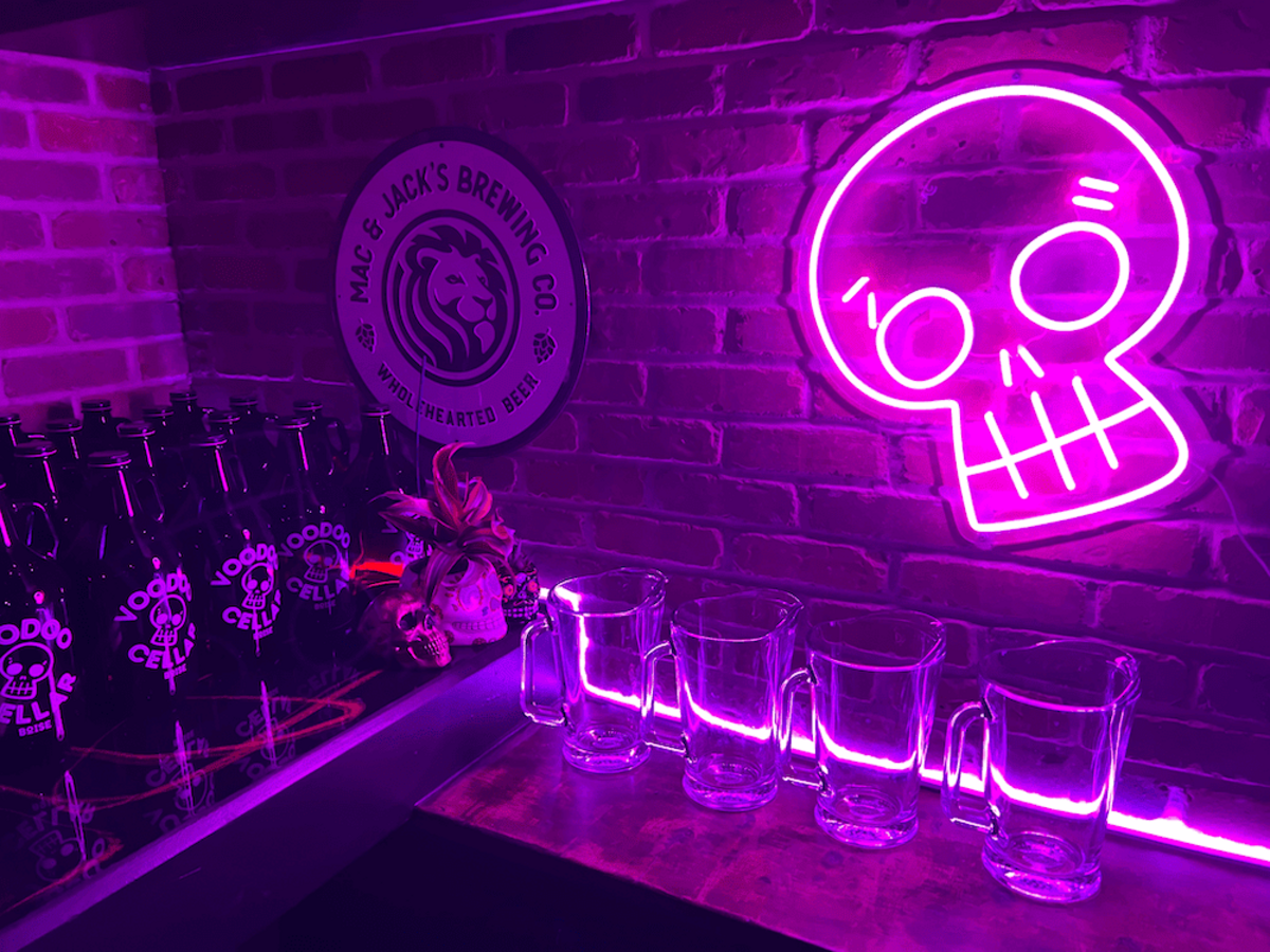 Yes, those are Voodoo Cellar-branded growlers. Craft beer is a focus at the bar.