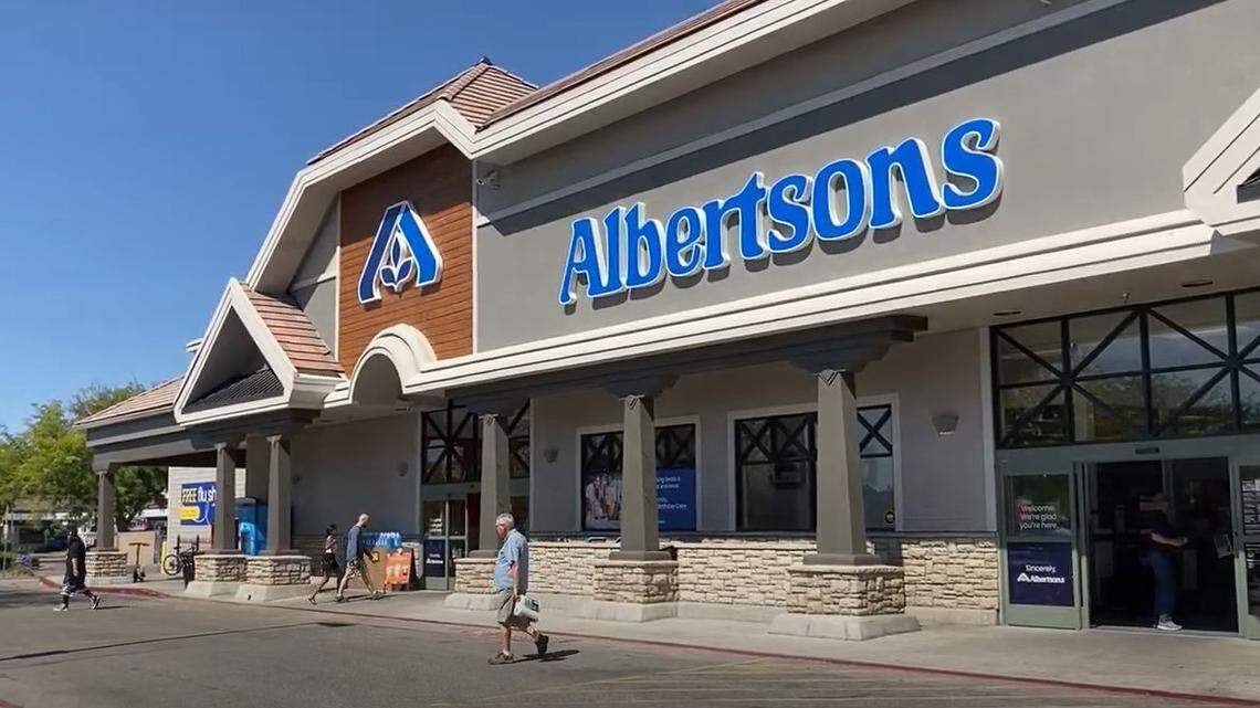 Shoppers at the Albertsons’ grocery store at 16th and State streets in downtown Boise. The supermarket was built on the site of founder Joe Albertson’s original 1939 store.