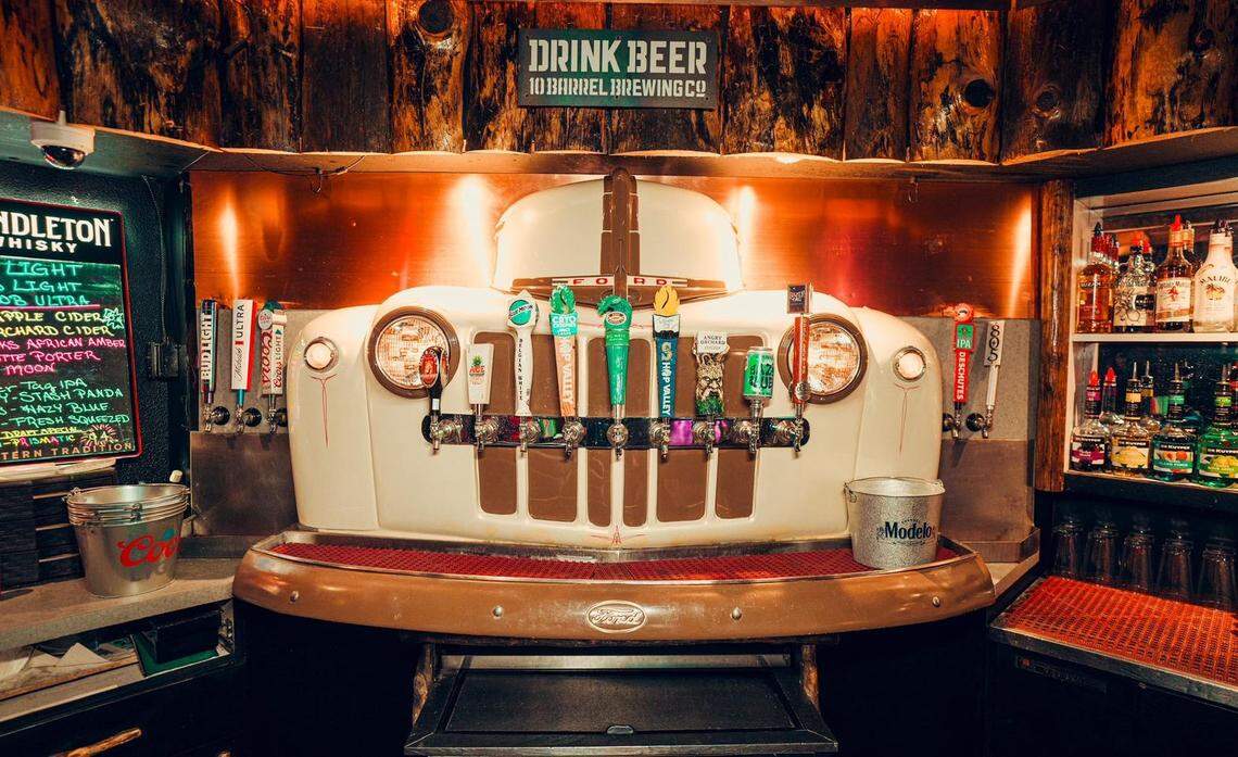 The Buffalo Club will pour its last drinks on Sunday night.