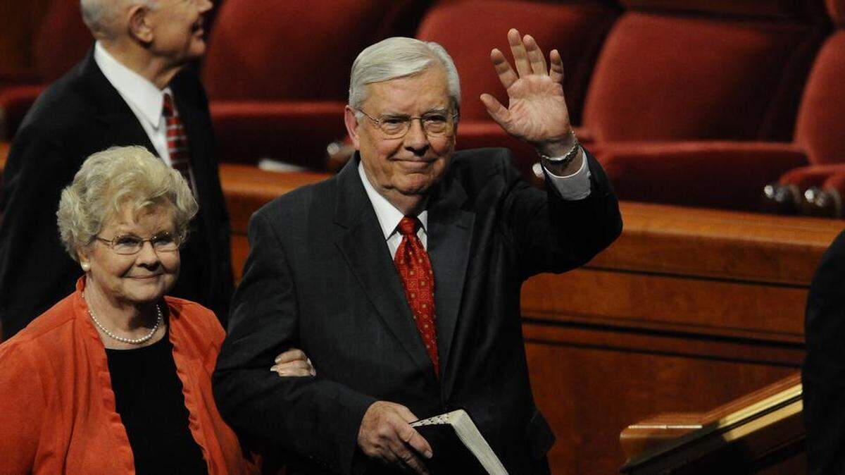 President M. Russell Ballard leaves the October 2010 general conference with his wife, Barbara, who passed away October 1, 2018.