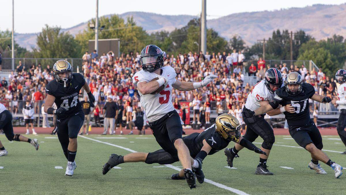 Boise running back junior Logan McDonald carries the ball in the first quarter of their game against Capital at Dona Larsen Park, Thursday, Aug. 28, 2025.