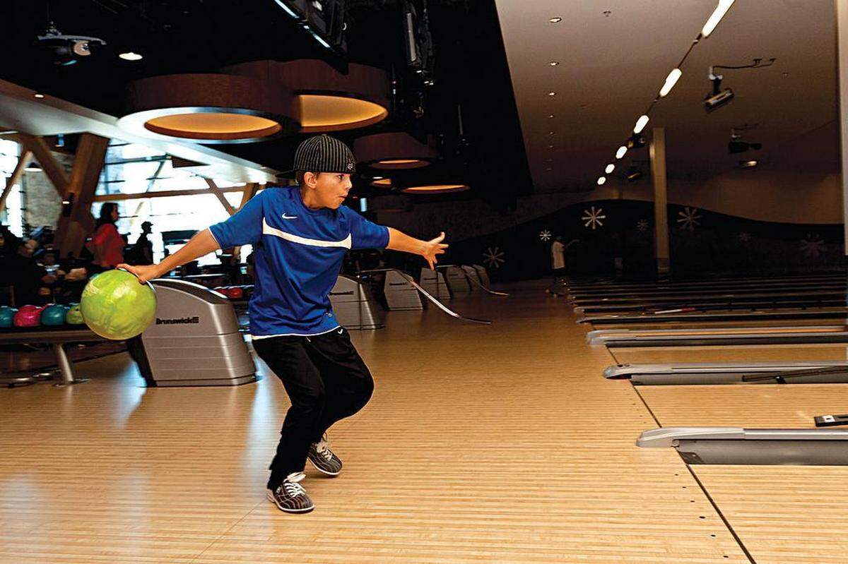 Hey kids! Take Dad bowling at Big Al’s on Father’s Day for free.
