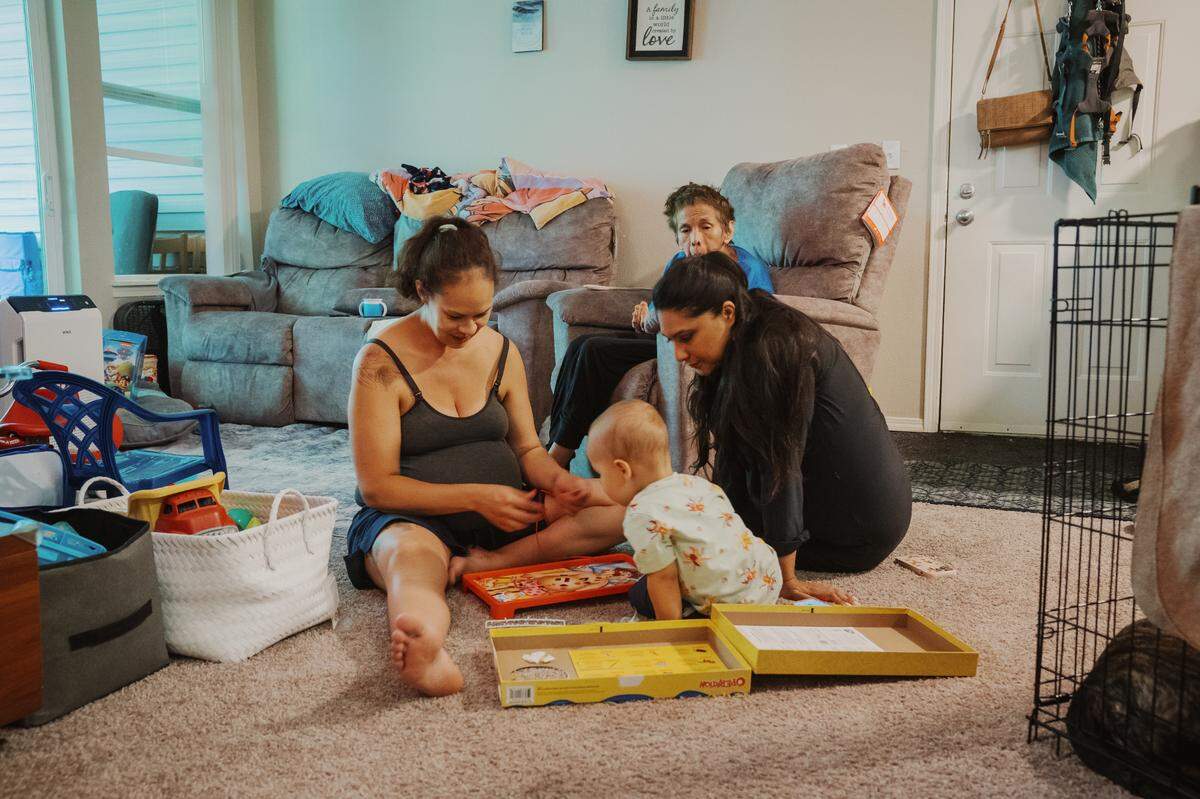 Hummingbird Indigenous Family Services doulas remain with Native mothers even after the birth of the child, providing physical, mental, and emotional support to the mother.