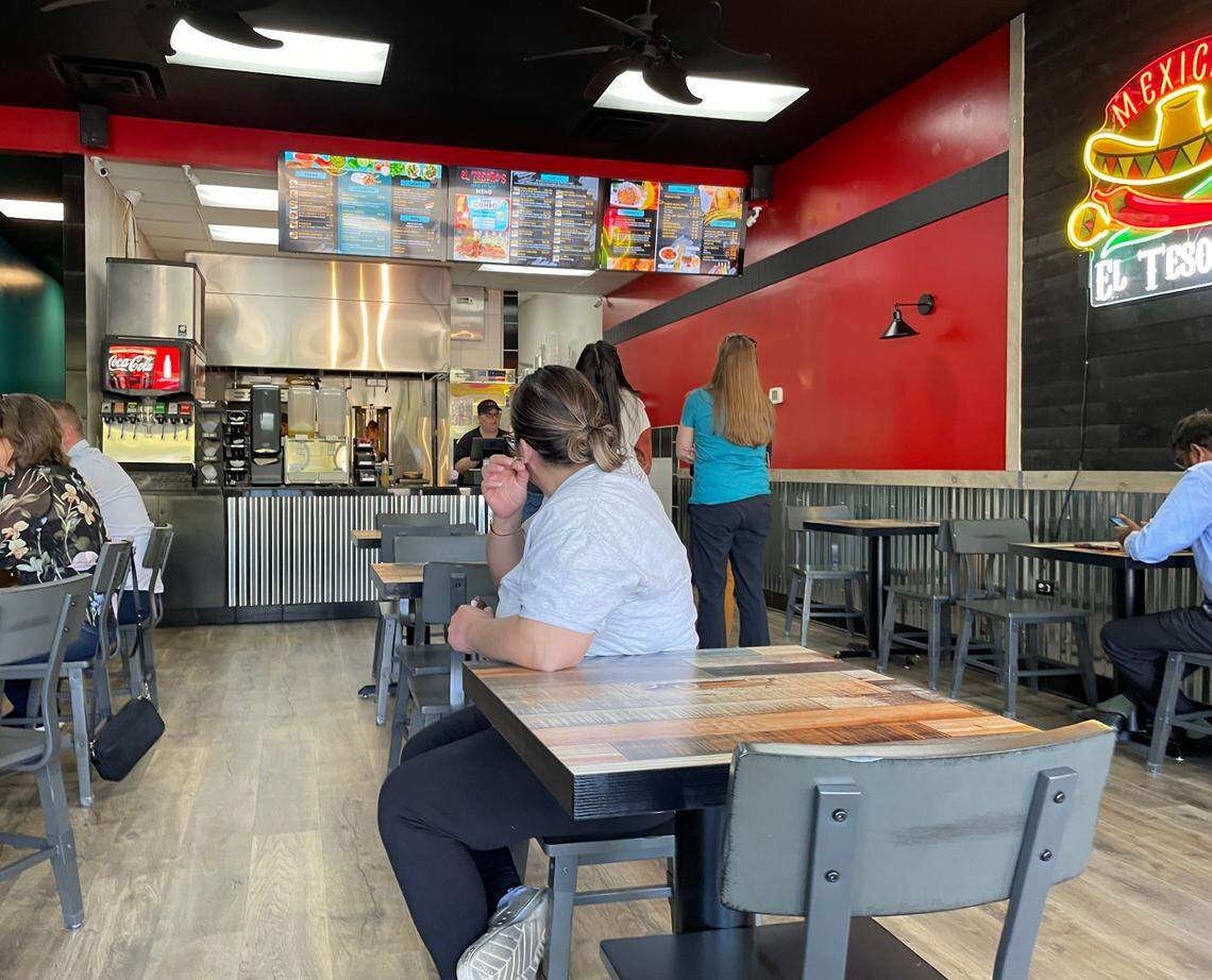 A small restaurant, El Tesoro’s seats were used by dining customers and those waiting for orders