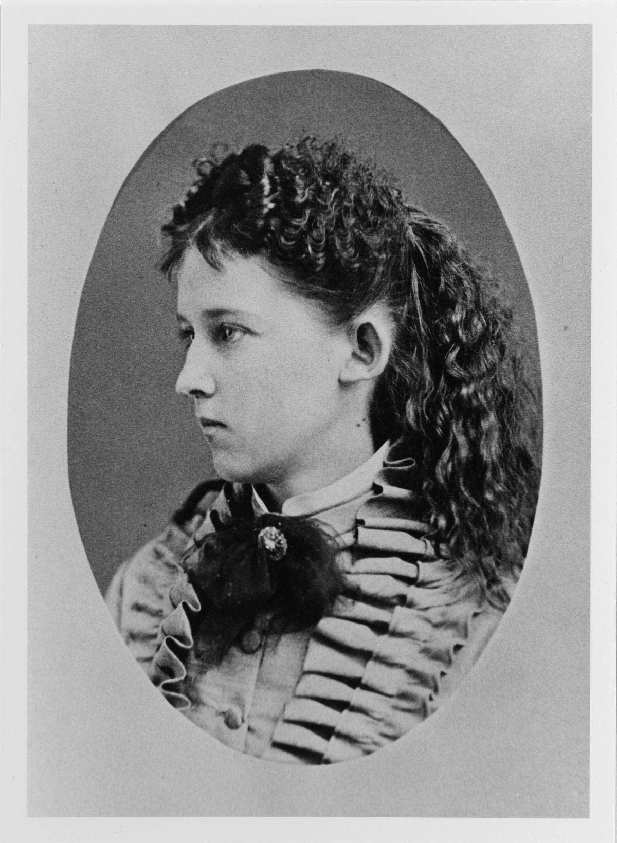 Carrie Cartee Wood died at home after a short illness and a full life of 79 years, a strong and cultured pioneer-pianist you could say. Certainly she never imagined she would be memorialized 141 years after her dad’s piano gift by concerts using it in the state museum a few blocks from her home.