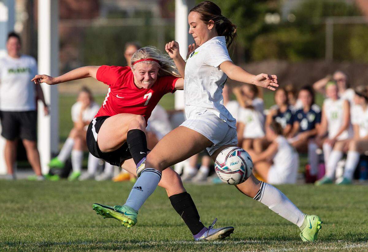 Boise’s Sammy Smith threads the ball between the legs of Mountain View forward Kendrie Judd’s on Wednesday at Fort Boise.