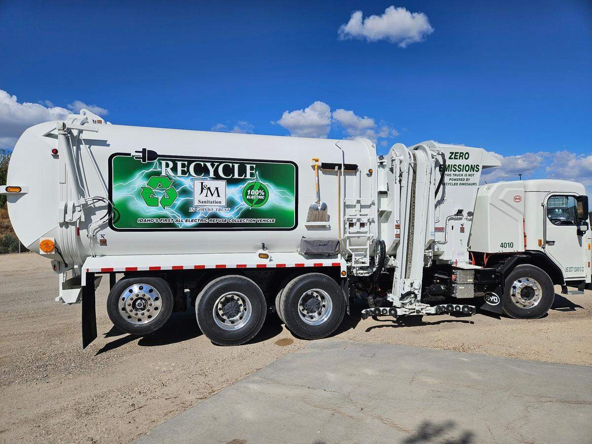 This electric recycling collection truck, purchased this year by J&M Sanitation, of Kuna, has a longer battery life, giving the truck enough distance and speed on a single charge to handle the recycling route. With the purchase of the truck, J&M now collects all of the city’s garbage and recycling with electric trucks, the first in the nation to do so.