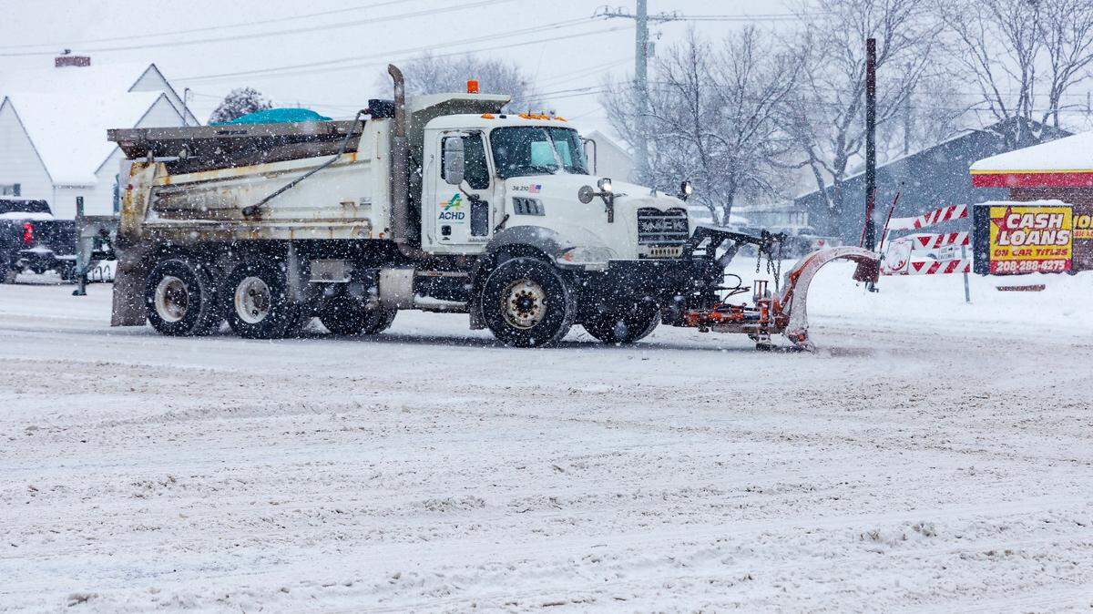 An ACHD plow removes snow from Main Street in Meridian on Jan. 17.