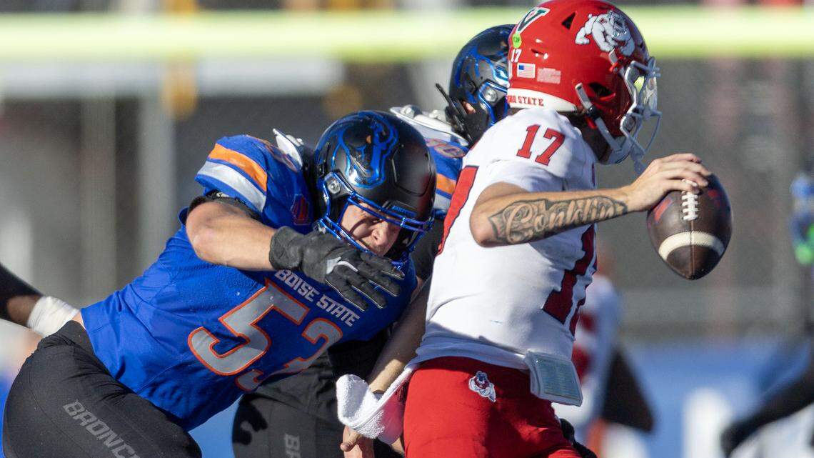 El linebacker de Boise State Marco Notarainni presiona al mariscal de Fresno State Carson Conklin en la segunda mitad en Albertsons Stadium en Boise, sábado 1 de noviembre de 2025.
