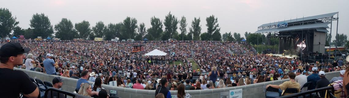 Smoke in the Treasure Valley helped keep temperatures down slightly at the start of the Dierks Bentley show.