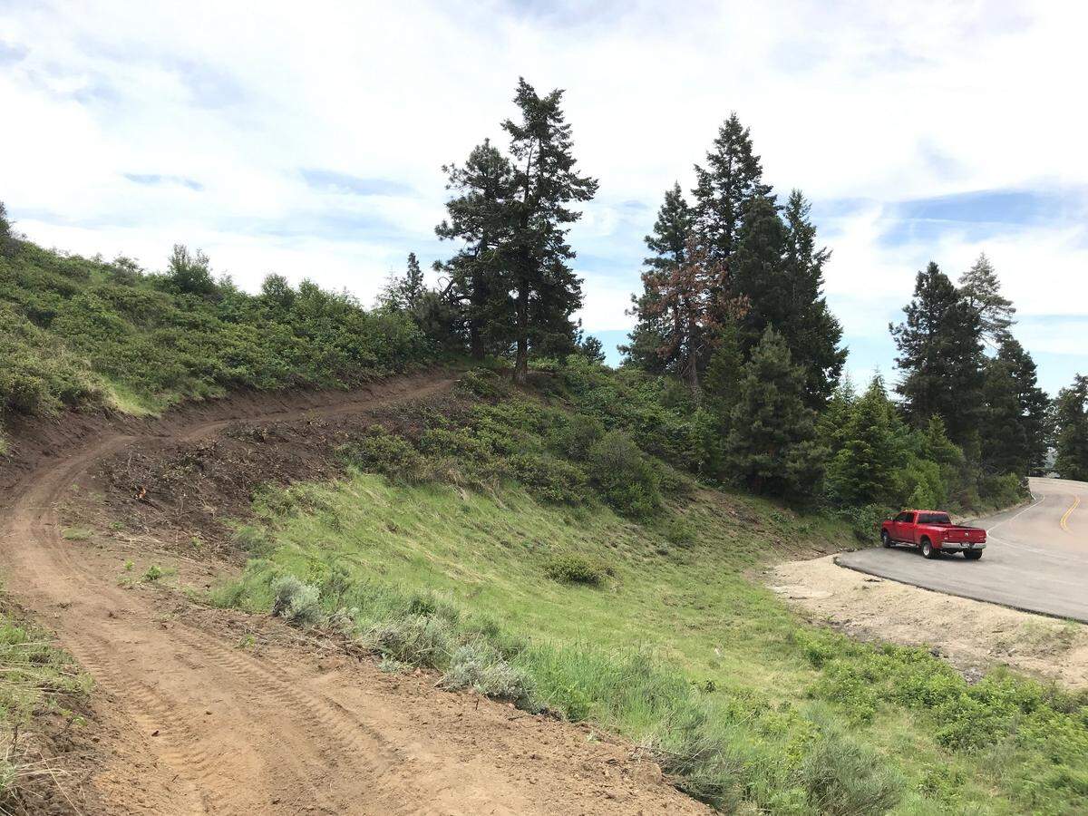 The trail connection from the Stack Rock trailhead to Eastside Trail is currently under construction.
