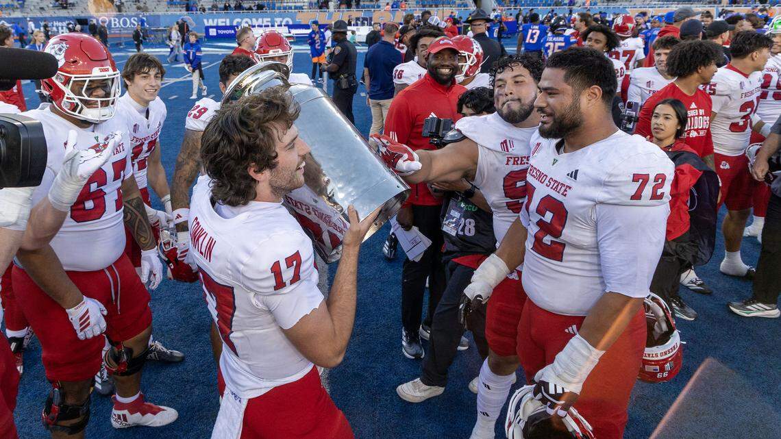 El mariscal de Fresno State Carson Conklin sostiene la tradicional lata de leche del trofeo de rivalidad que se entrega al equipo vencedor entre los Bulldogs y los Boise State Broncos. Fresno State ganó el último enfrentamiento de Mountain West 30-7 en Albertsons Stadium en Boise, sábado 1 de noviembre de 2025.