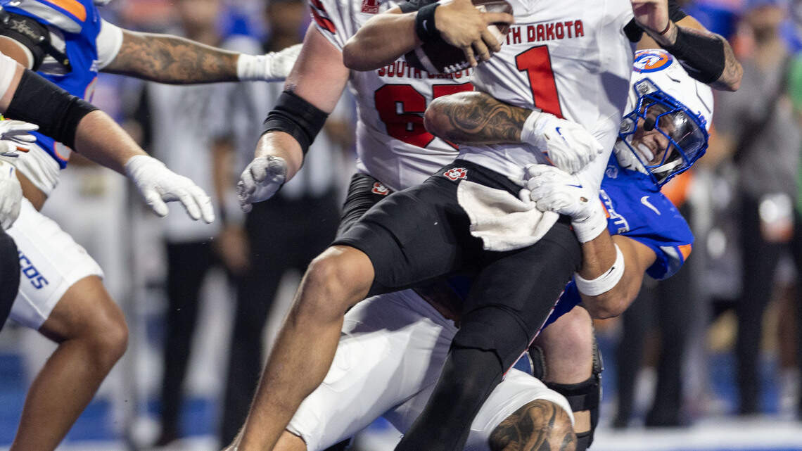 Boise State’s pass defense has struggled. Veteran wants to help the rush get home
