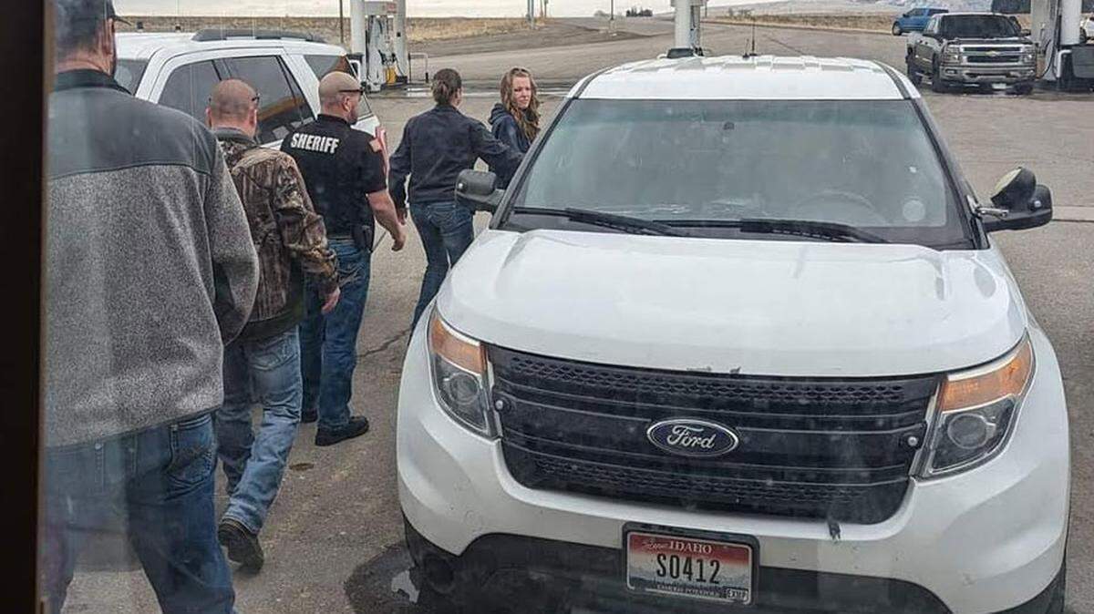 Lori Daybell and Fremont County sheriff’s deputies head to vehicles Wednesday to bring her to Ada County.
