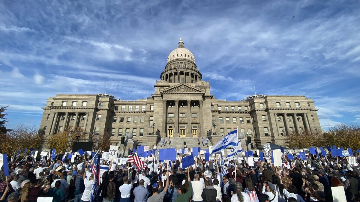 Hundreds gathered at the Idaho Capitol building to support Israel on Sunday. A day earlier, a protest in support of Palestine also drew hundreds of supporters.