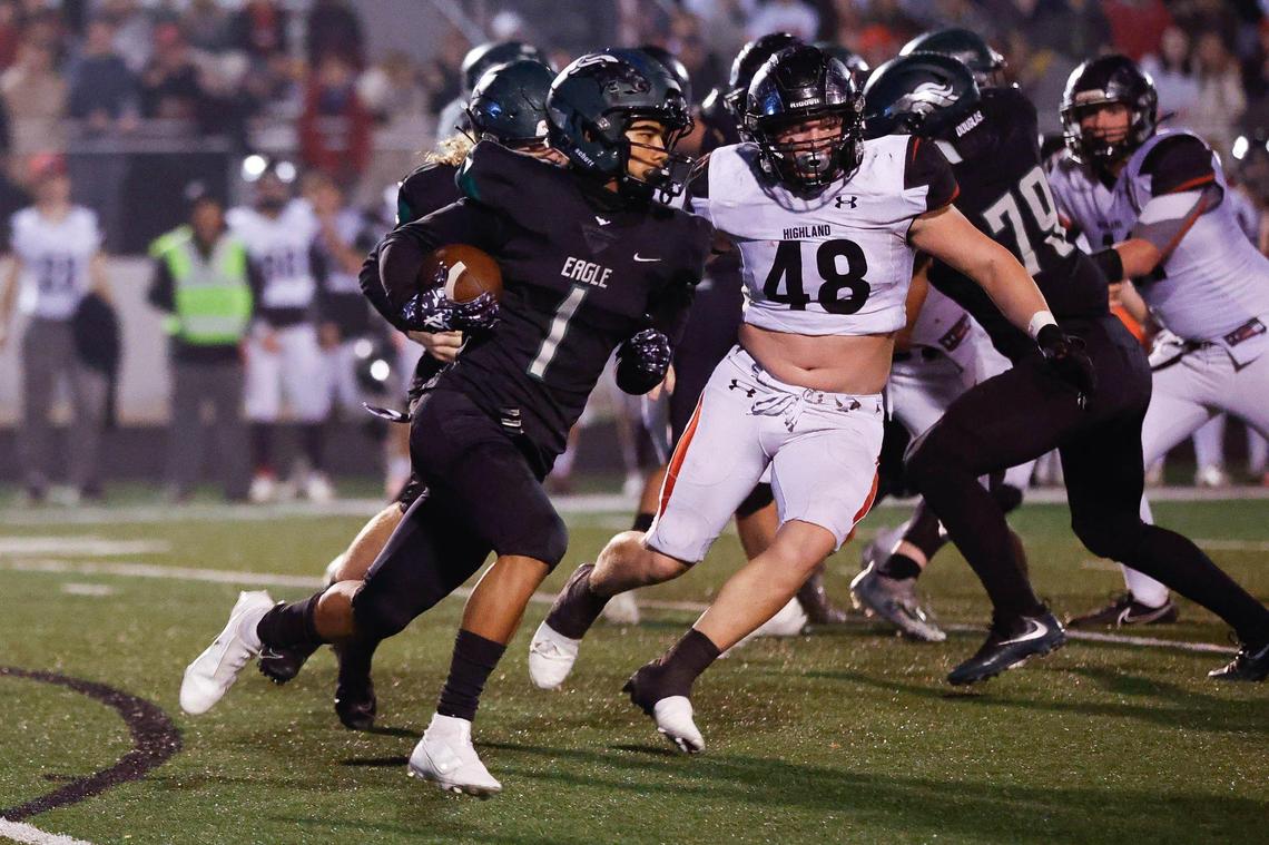 Eagle’s Ian Duarte sprints past Highland’s Sloan Lambson in the 5A state semifinals Friday.