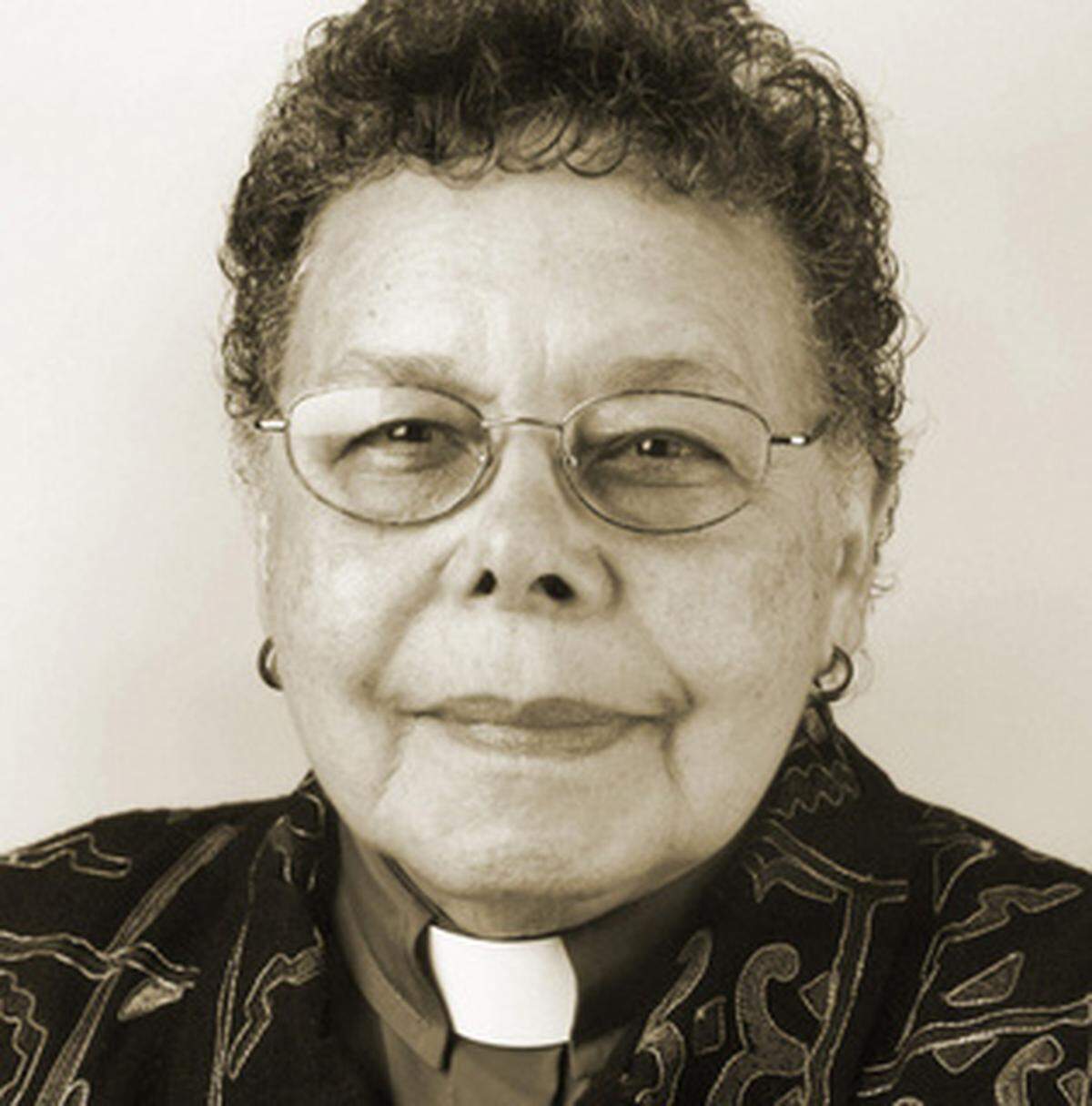 Leontine Kelly died on June 28, 2012 at the age of 92.