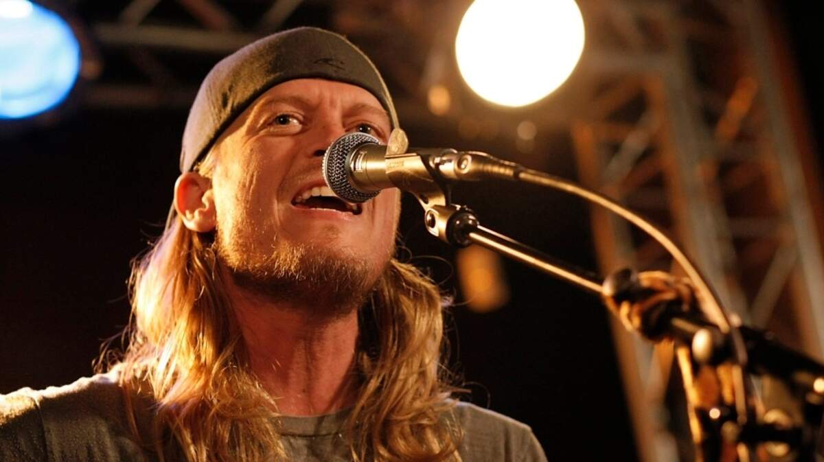 In this 2009 file photo, Wes Scantlin of the band Puddle of Mudd performs in California.