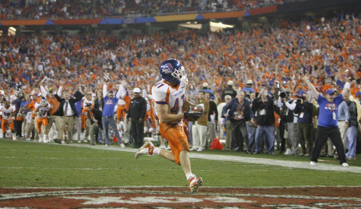 Ian Johnson scores the winning two point conversion at University of Phoenix Stadium before the Fiesta Bowl Monday.