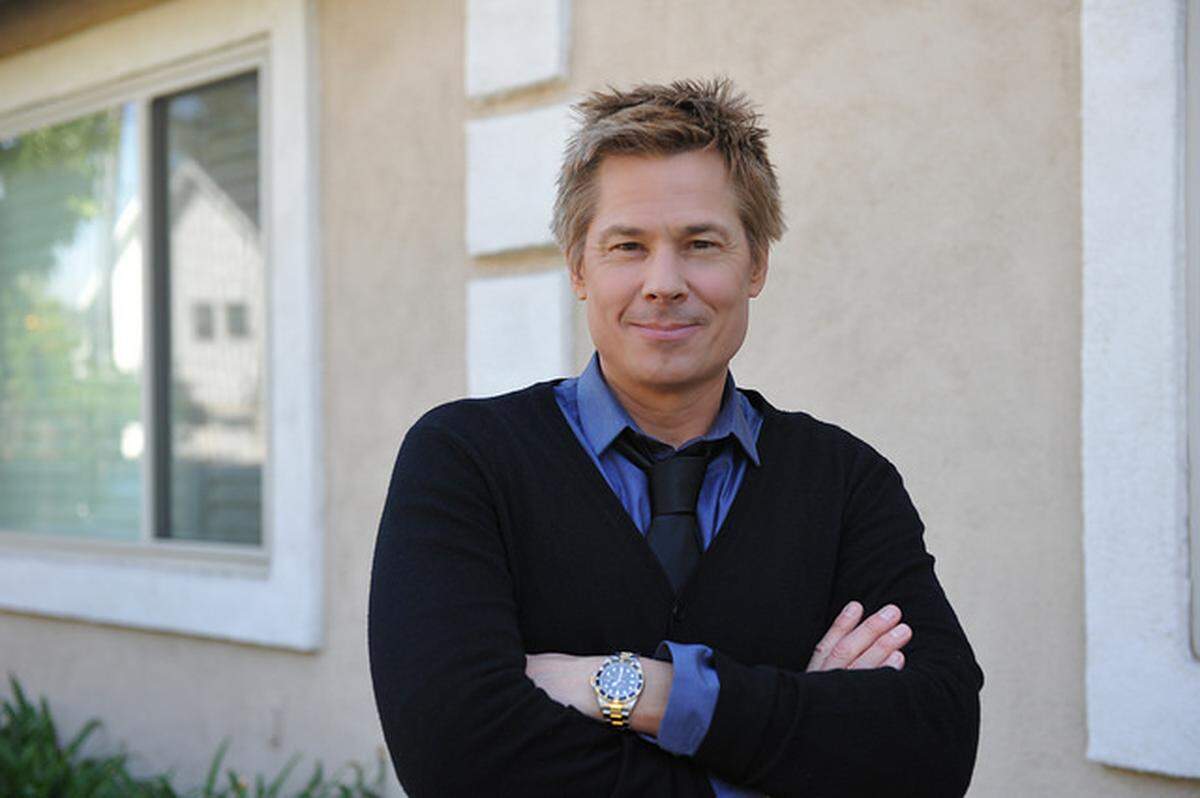No, that's not Mr. Rogers! It's Kato Kaelin, who hosts the Entertainment Stage at Wizard World Comic Con.