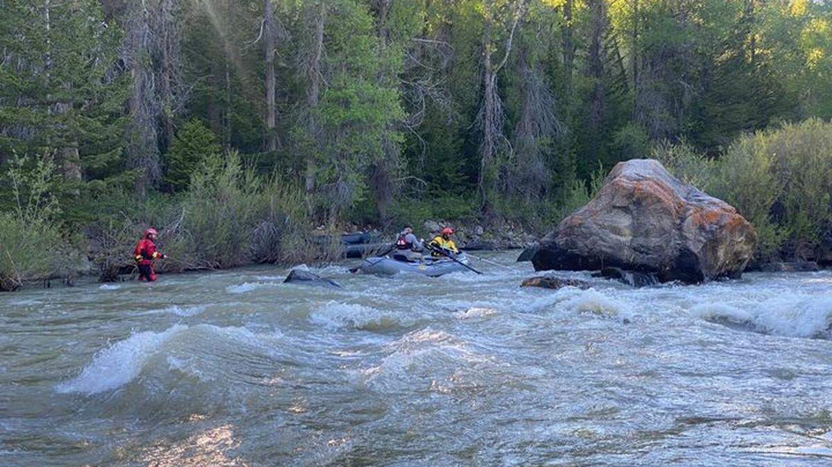 A man visiting Wyoming died in the Gros Ventre River after his raft flipped and his friends gave chase as he was swept away, rescuers say.