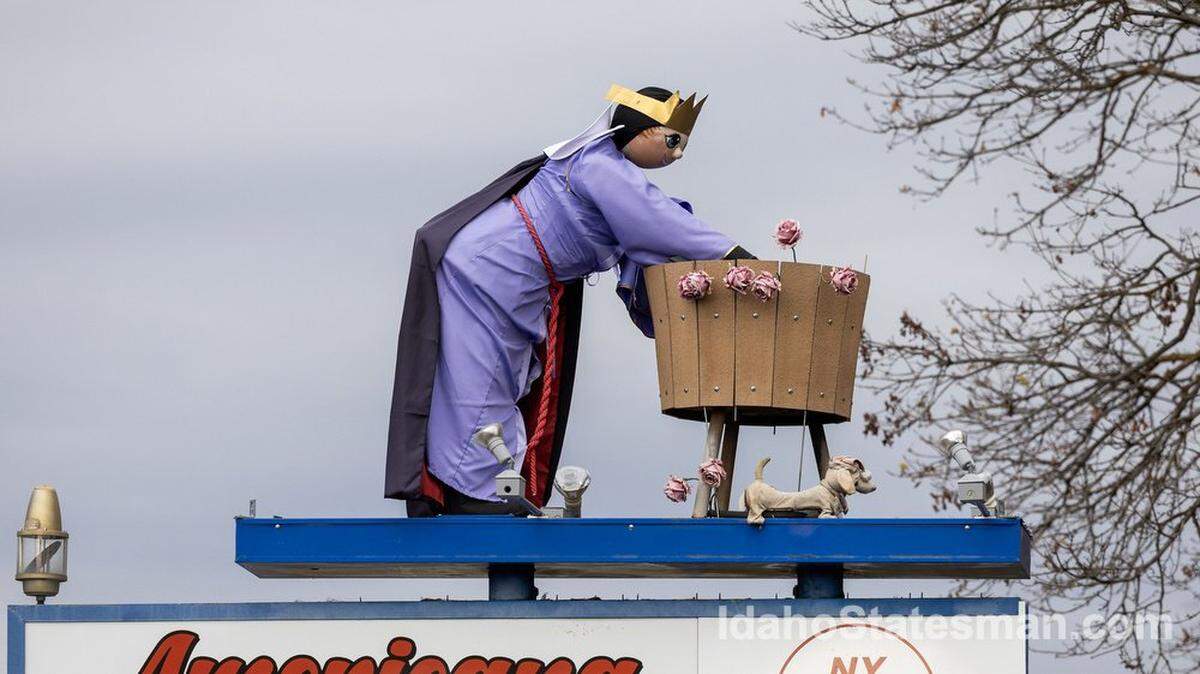 Boise’s iconic moving washing woman sign on Vista Avenue in December 2025. Now, the famous laundress is a historic landmark.