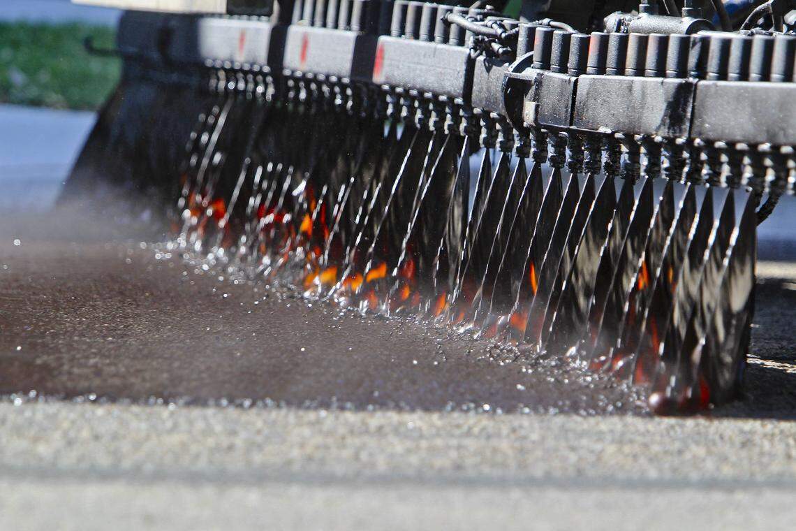 An ACHD oil distributor applies the polymer-infused oil.