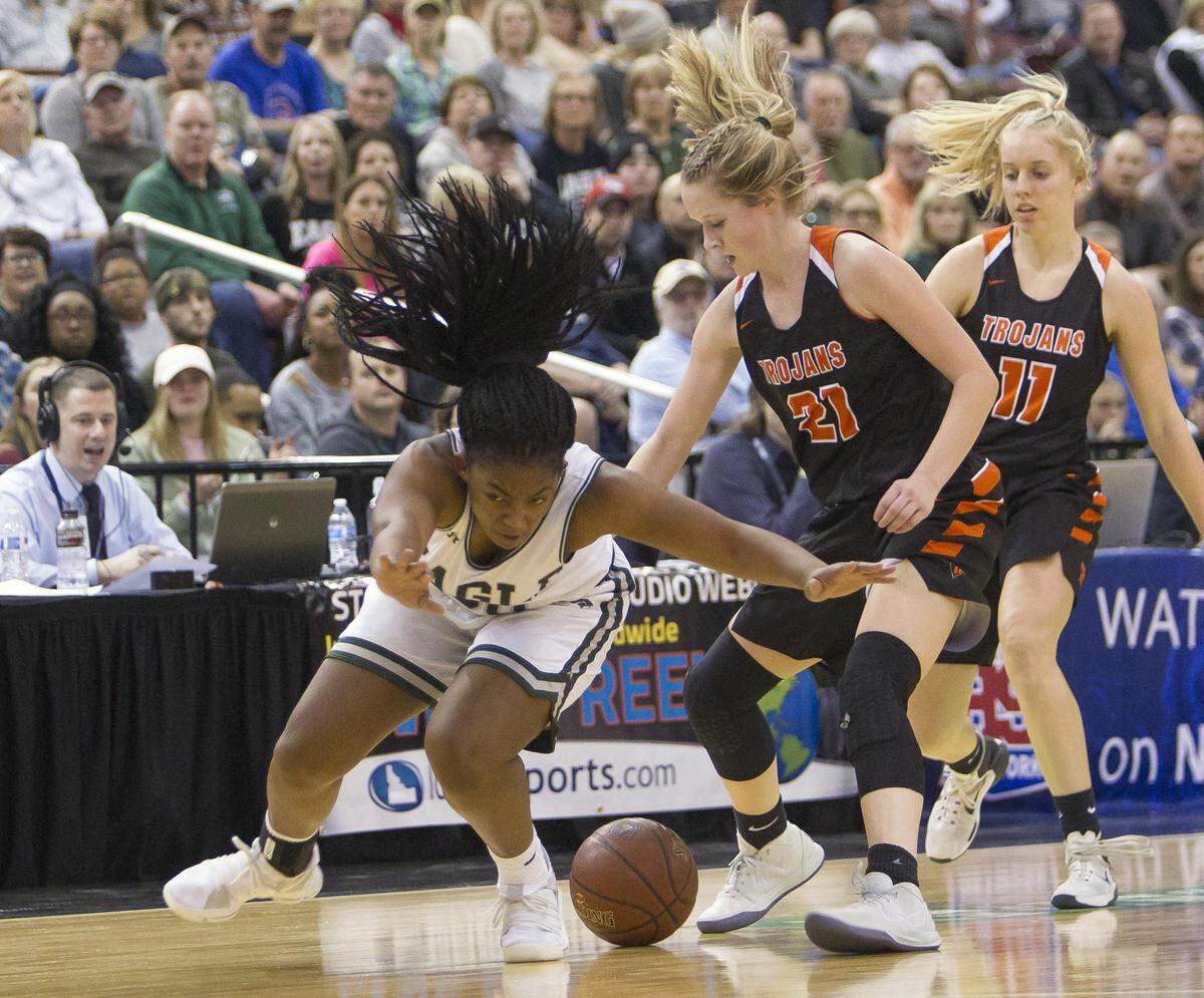 Eagle’s Jaimee McKinnie fights for a loose ball during last season’s 5A state championship game against Post Falls.