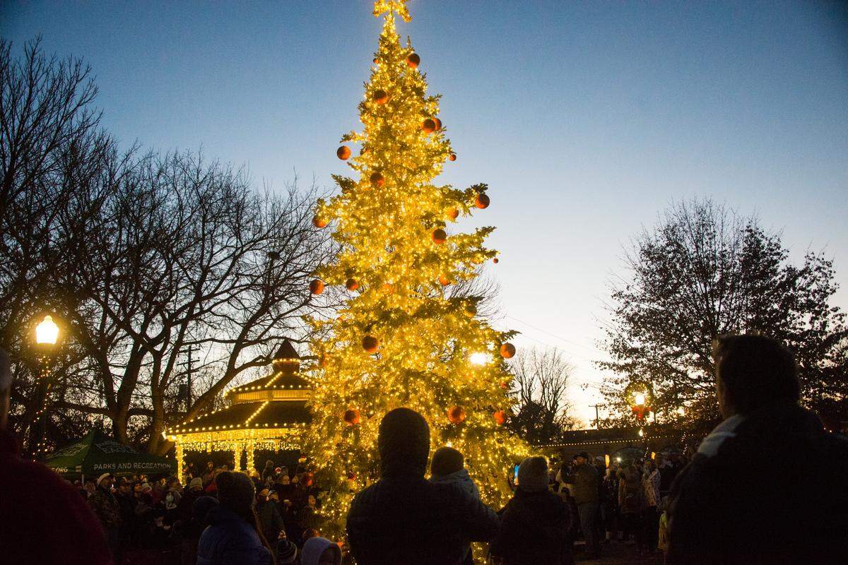 Eagle held a large Christmas tree lighting where many attendees did not wear masks or socially distance.
