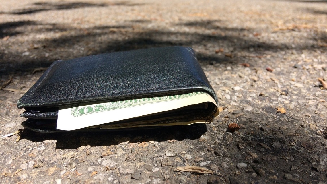 Researchers put wallets with money on the streets. Here’s what most finders did.