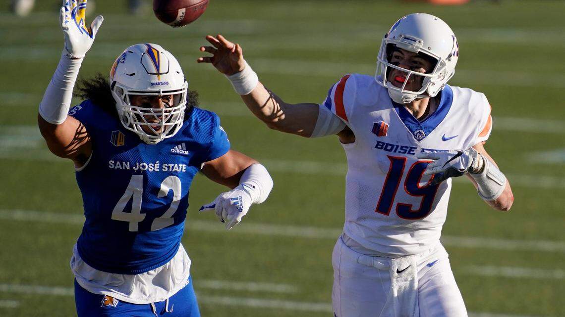 Boise State quarterback Hank Bachmeier delivers a pass while he’s chased by San Jose State defensive end Viliami Fehoko in last season’s Mountain West championship game in Las Vegas.