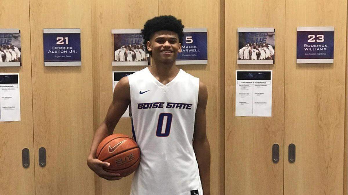 Point guard Raymond “RayJ” Dennis of Oswego, Illinois, signed with the Boise State men’s basketball team on Wednesday. He is the only signee in the 2019 class.