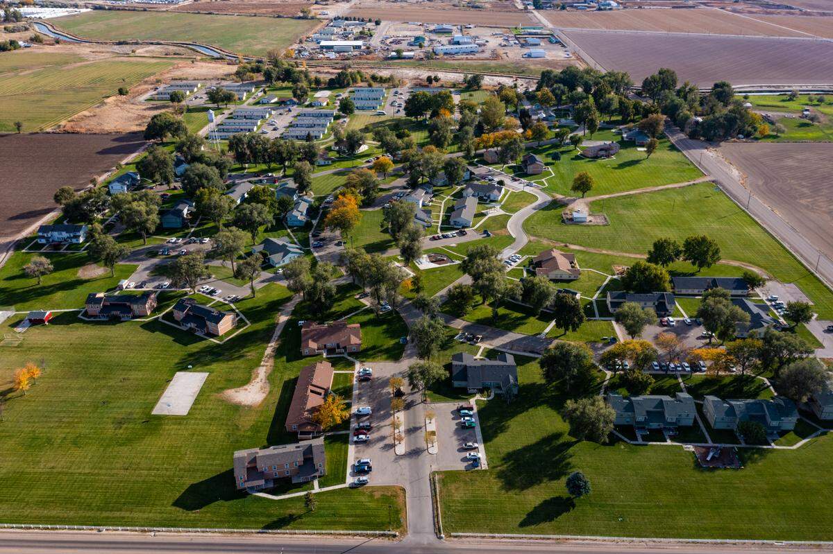 Farmway Village ahora se encuentra donde una vez estuvo el campo laboral de Caldwell. Alberga a trabajadores agrícolas y otras familias en Caldwell.