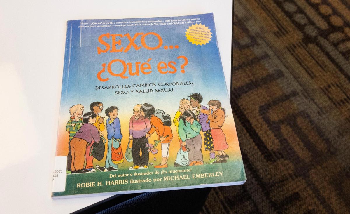 “Sexo…sue es?” Is the Spanish version of the book “It’s Perfectly Normal” that has been criticized for its drawings of changes of male and female bodies during puberty being too graphic for children.