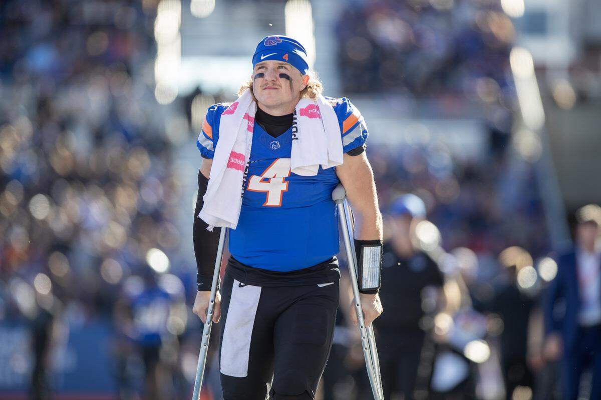 El corredor de Boise State Sire Gaines es detenido por el profundo de Fresno State Ethan Tierney y el nickelback Simeon Harris. Fresno State lidera a Boise State 10-7 en el medio tiempo del partido en Albertsons Stadium. 1 de noviembre de 2025.