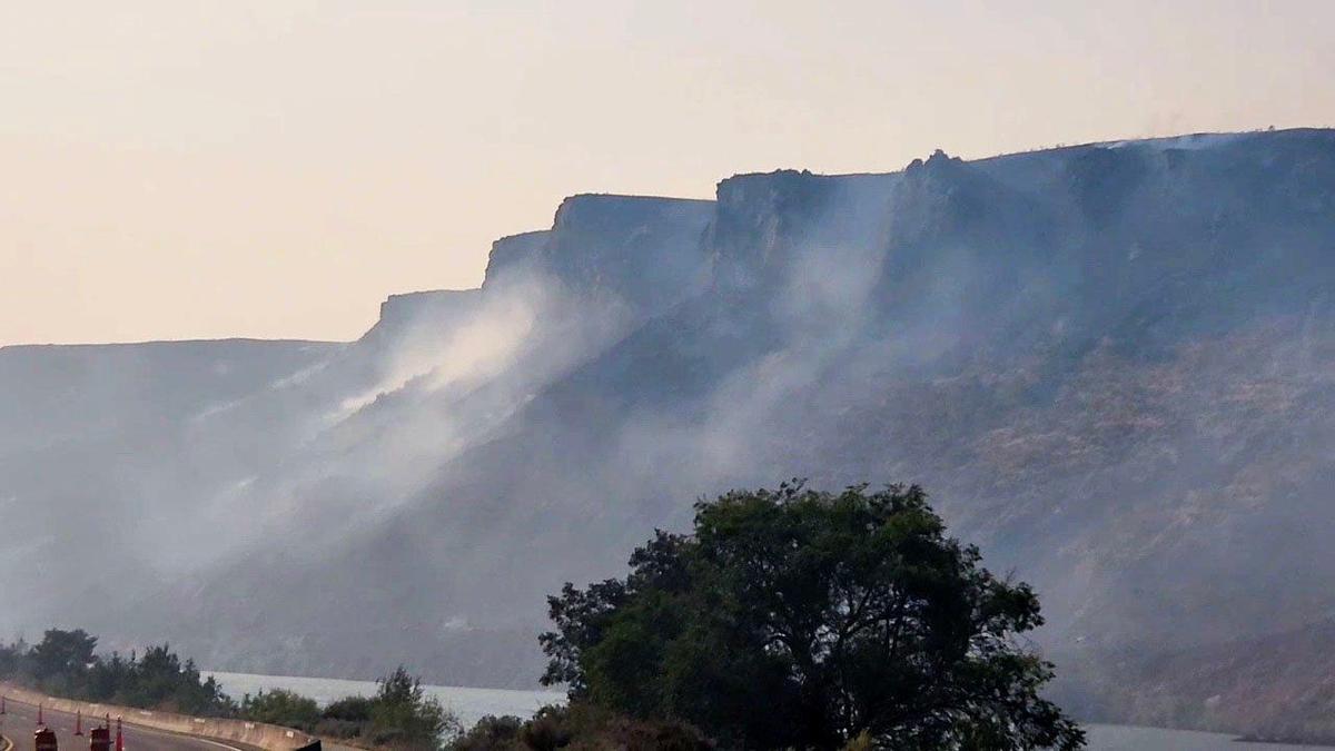 A fire that started Wednesday evening spread overnight in the area north of Micron.