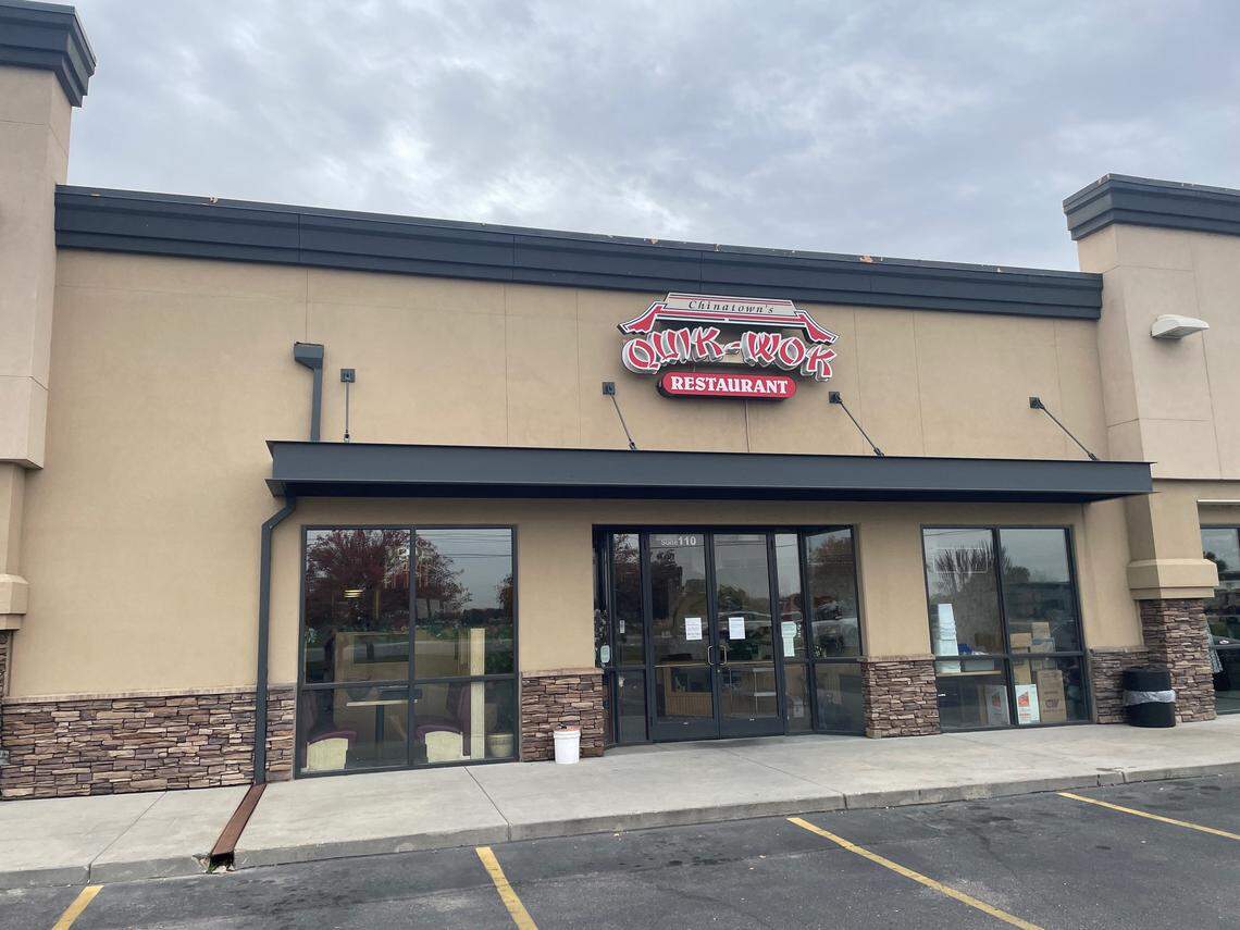 A note on the door at Quik-Wok in Meridian informs customers that it is no longer operating that location.