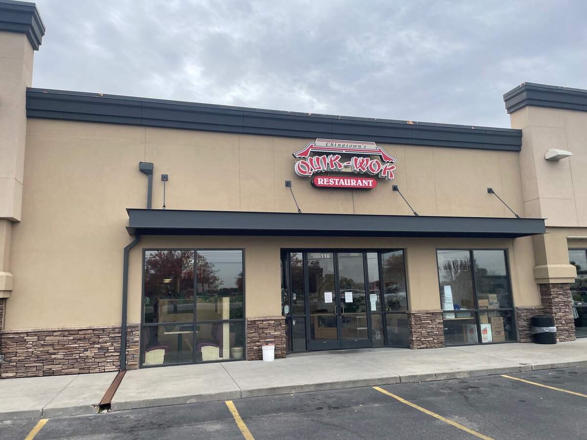 A note on the door at Quik-Wok in Meridian informs customers that it is no longer operating that location.