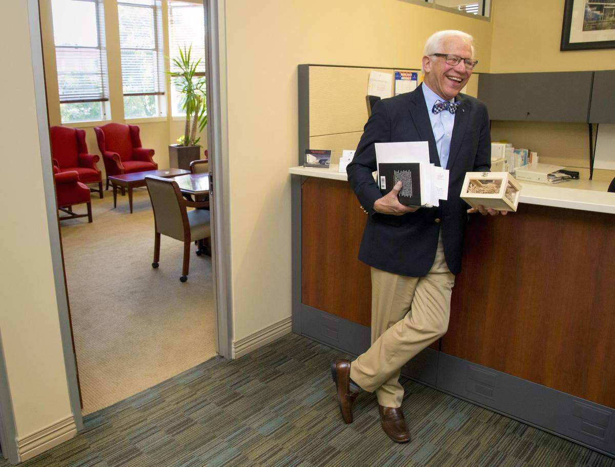 "I'm a one-day-at-a-time kind of guy," said Bob Kustra, holding a few parting gifts from students, faculty and friends on his last day as Boise State's president. "I always look at what's on the agenda tomorrow, what does my calendar look like tomorrow. And I have never really thought about this day until this morning."