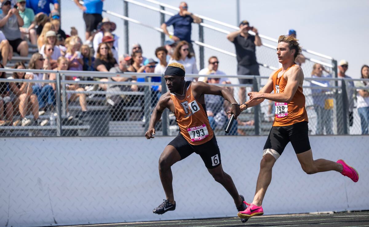 Ridgevue’s Caden Warren hands the baton off to Michael Kabika in the 4A boys 4x100-meter relay.