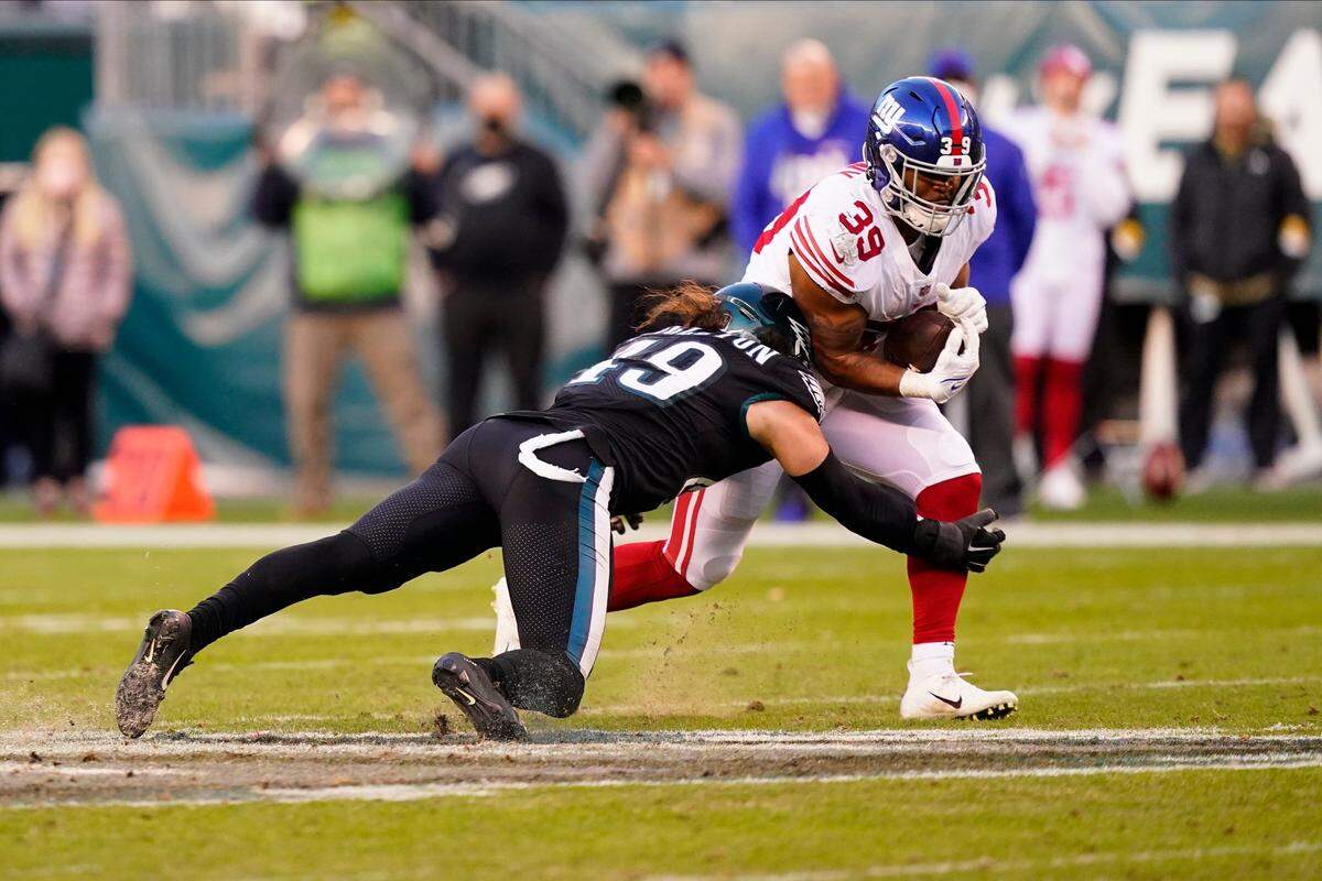 New York Giants fullback Elijhaa Penny, right, tries to evade the Philadelphia Eagles’ Alex Singleton on Sunday in Philadelphia.