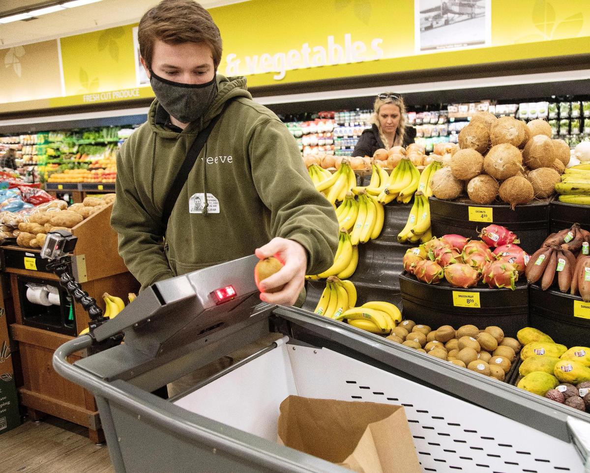 Veeve deployment strategist Brady Tomlinson demonstrates the Veeve shopping cart an an Albertsons store in Eagle, Idaho.