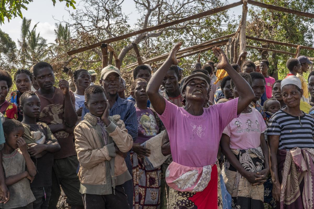 Access to the Mapanda community is by canoe or wading through hip-deep water to a food distribution point. A 72-year-old woman was so excited that Gorongosa National Park rangers had come that she started shouting at a ranger, writes Greg Carr on Facebook. “When I asked (the ranger) what she said, he told me, “She says there have been many helicopters flying over and over, but no one came to help them. Now, they know that we are here to help and will be helping all the families in Mapanda, and she thanks God.”
