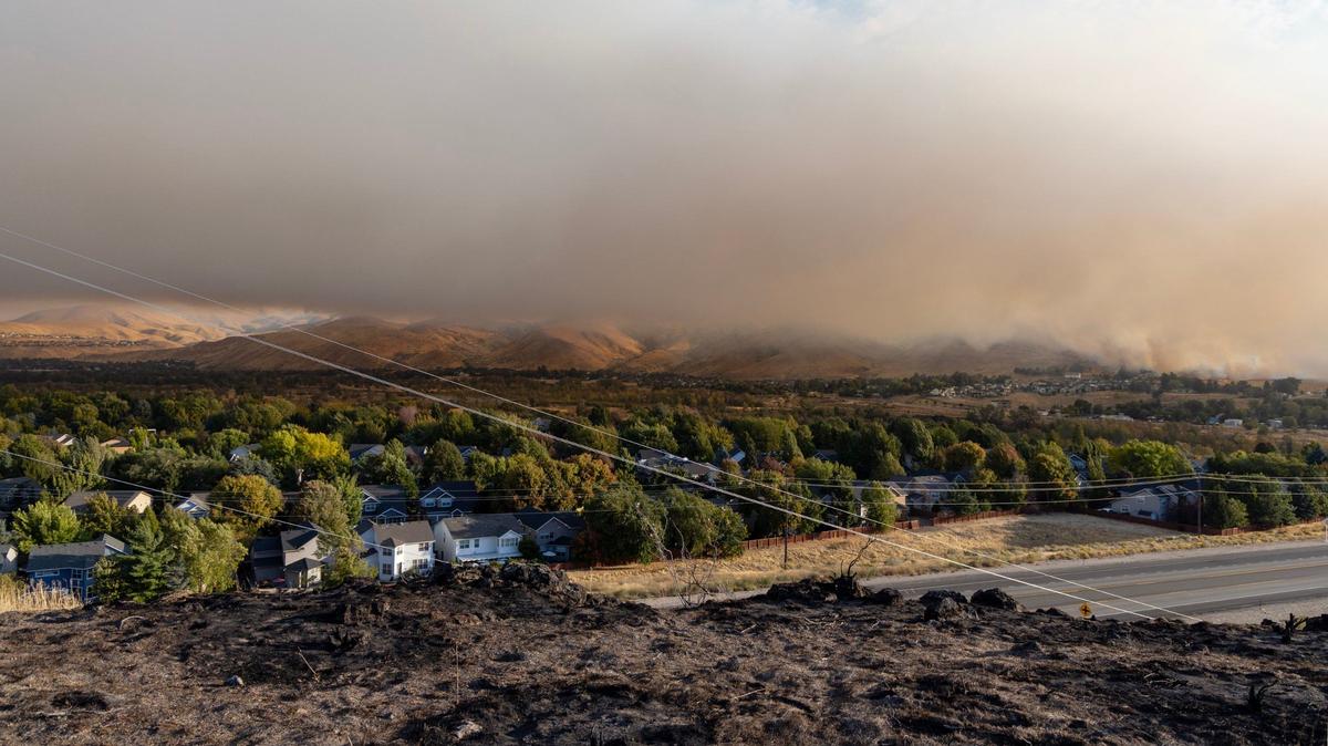 The Valley Fire burns Friday in the Boise Foothills near subdivisions along Warm Springs Avenue.